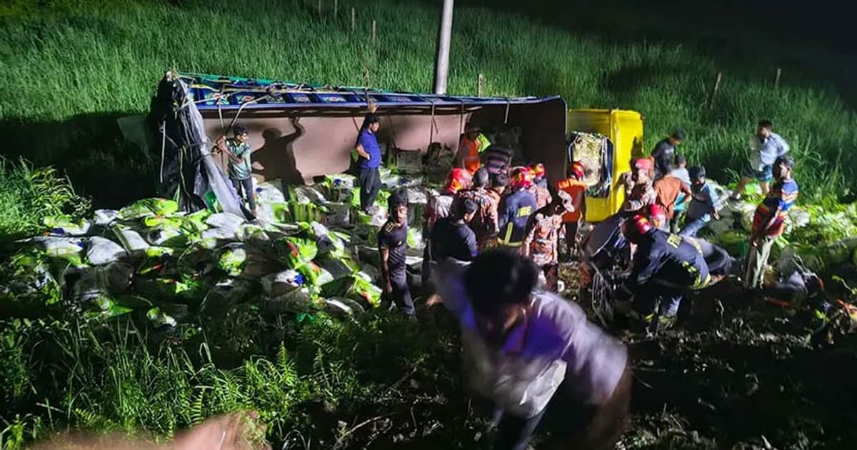 দাউদকান্দিতে ট্রাক উল্টে নিহত ৭