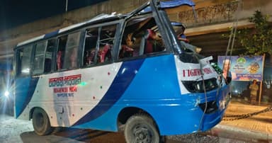 দাঁড়িয়ে থাকা ট্রাকে মিনিবাসের ধাক্কা,ইমামসহ ২ জন নিহত