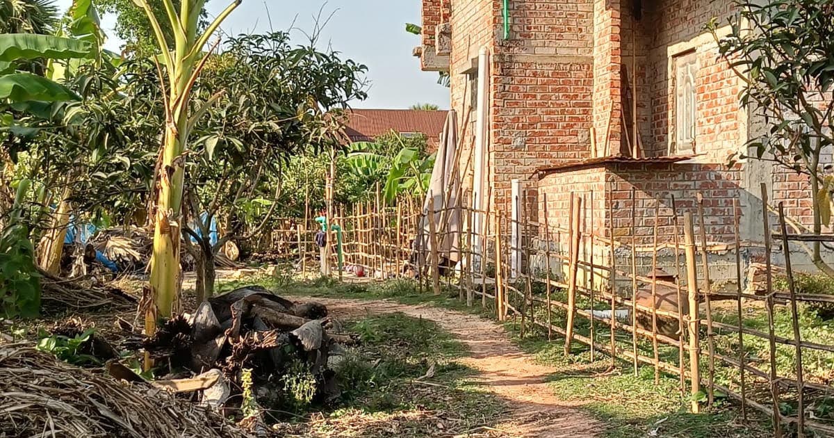 সাপাহারে বসতবাড়ির মূল ফটকে বেড়া দিয়ে পরিবারকে অবরুদ্ধ