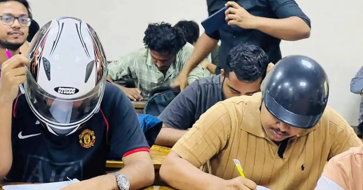 নিরাপত্তার শঙ্কায় হেলমেট পরে পরীক্ষার হলে জবি শিক্ষার্থীরা