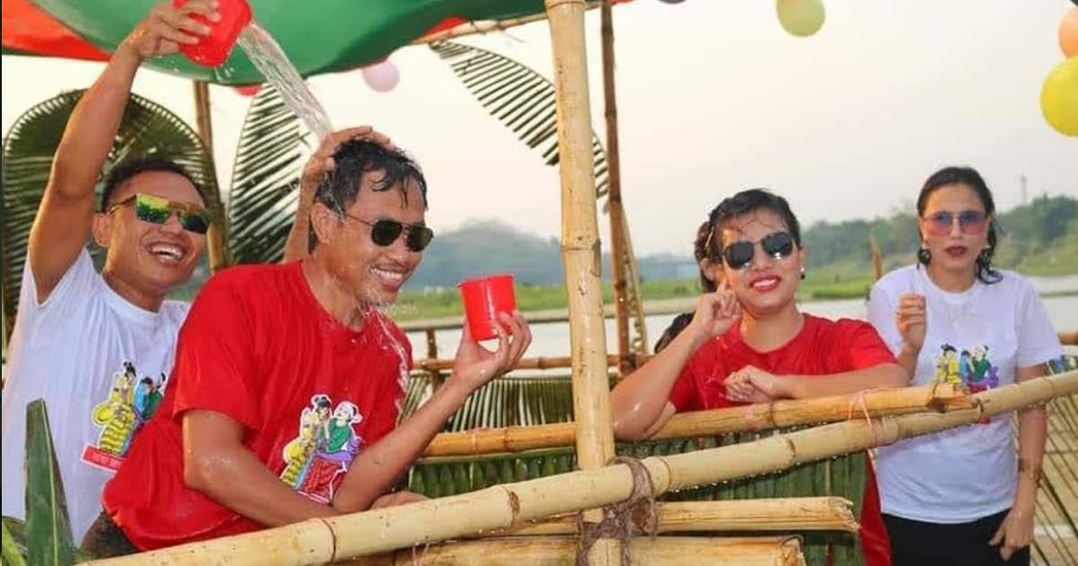 জলকেলিতে মেতে উঠেছেন পাহাড়ি তরুণ-তরুণীরা