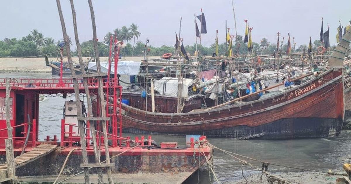 জ্বালানি সংকট: সহস্রাধিক ফিশিং ট্রলার নোঙরে পর্যটন খাত অচল