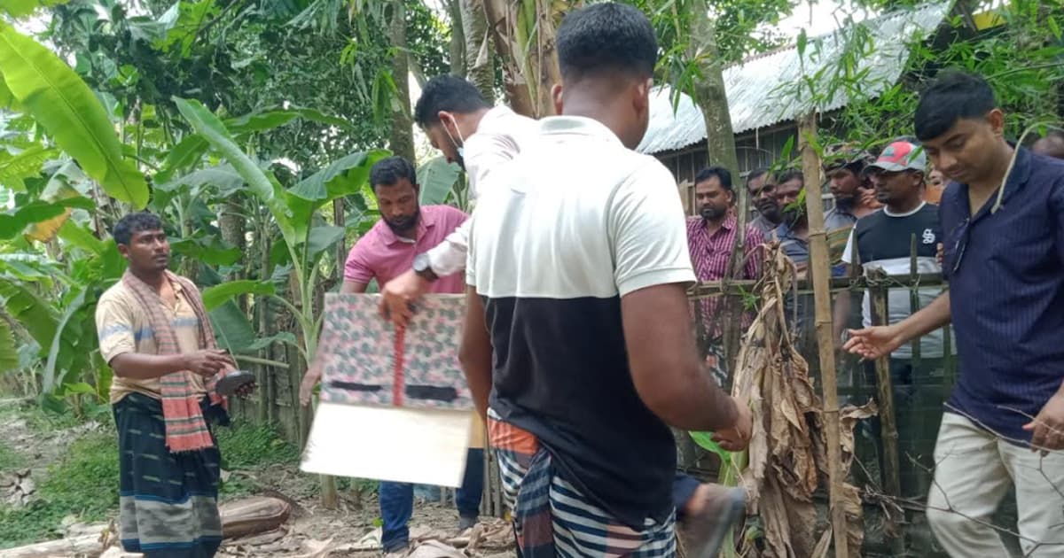 শিবগঞ্জে সরকারি রাস্তা দখল করে বেড়া নির্মাণ, বেড়েছে জনভোগান্তি