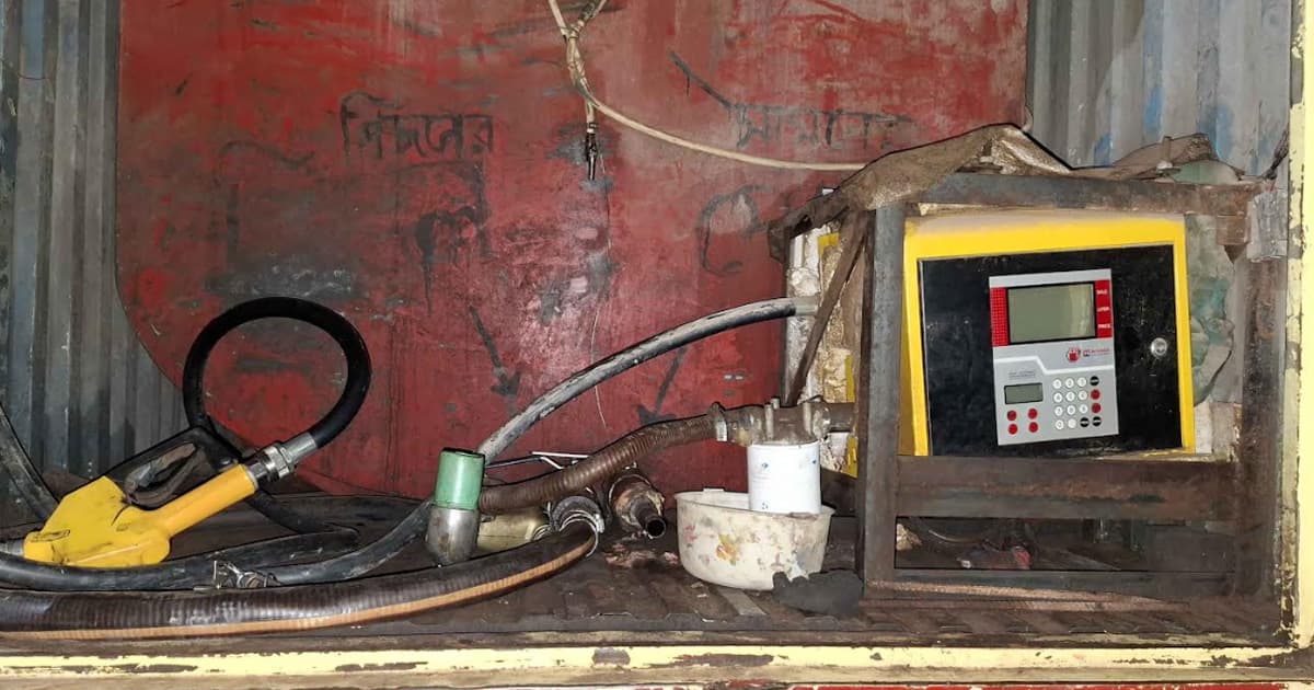 সৈয়দপুরে কাভার্ড ভ্যানে অবৈধ মিনি পেট্রোল পাম্পের সন্ধান