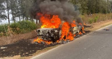মেরিন ড্রাইভে চলন্ত মিনিকারে অগ্নিকাণ্ড, অল্পের জন্য রক্ষা ৪ যাত্রী
