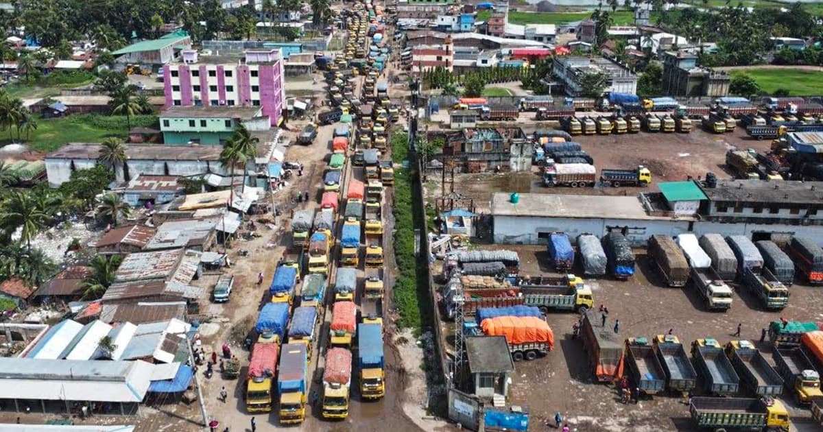 জ্বালানি সংকটে ভোমরা বন্দরে ট্রাক সংকট, পথে নষ্ট হচ্ছে কাঁচামাল