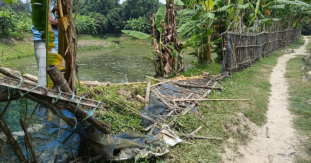 নোটিশ ও মাপ ছাড়াই ব্যক্তিগত জমির ওপর দিয়ে রাস্তা নির্মানের অভিযোগ