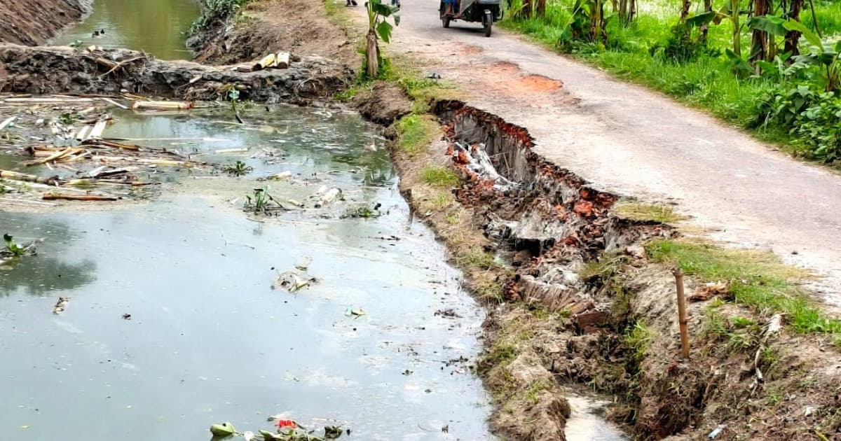 রাজাপুরে অপরিকল্পিত খাল খনন, সড়কে ধস