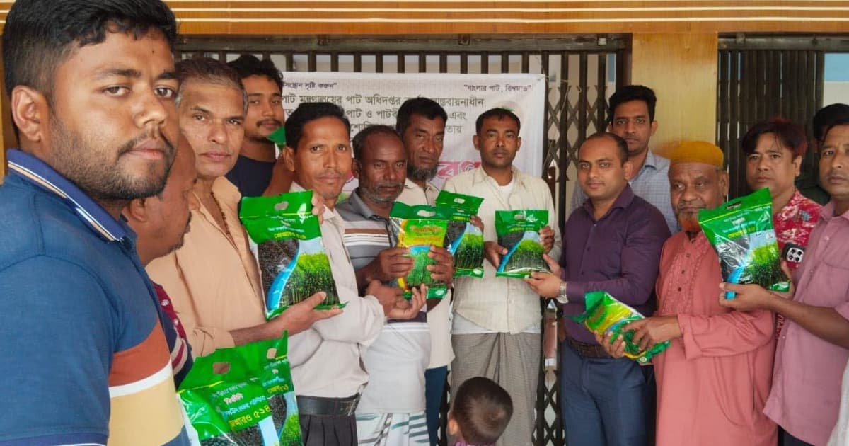 বিনা মূল্যে পার্বতীপুরে কৃষকদের মাঝে পাট বীজ বিতরণ