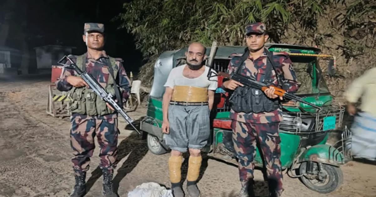 নাইক্ষ্যছড়ি - রামু সড়কে পেট ও পায়ে লুকানো গাঁজা উদ্ধার