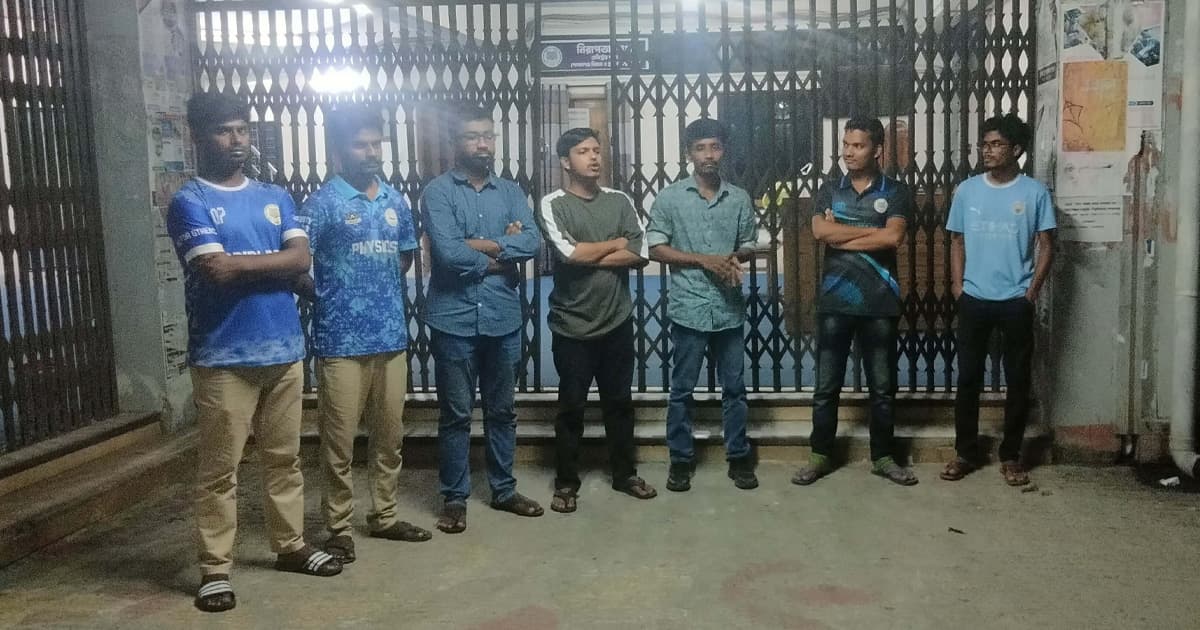 মাঝরাতে ভিসির পদত্যাগ চাইলেন বামপন্থী ৭ শিক্ষার্থী