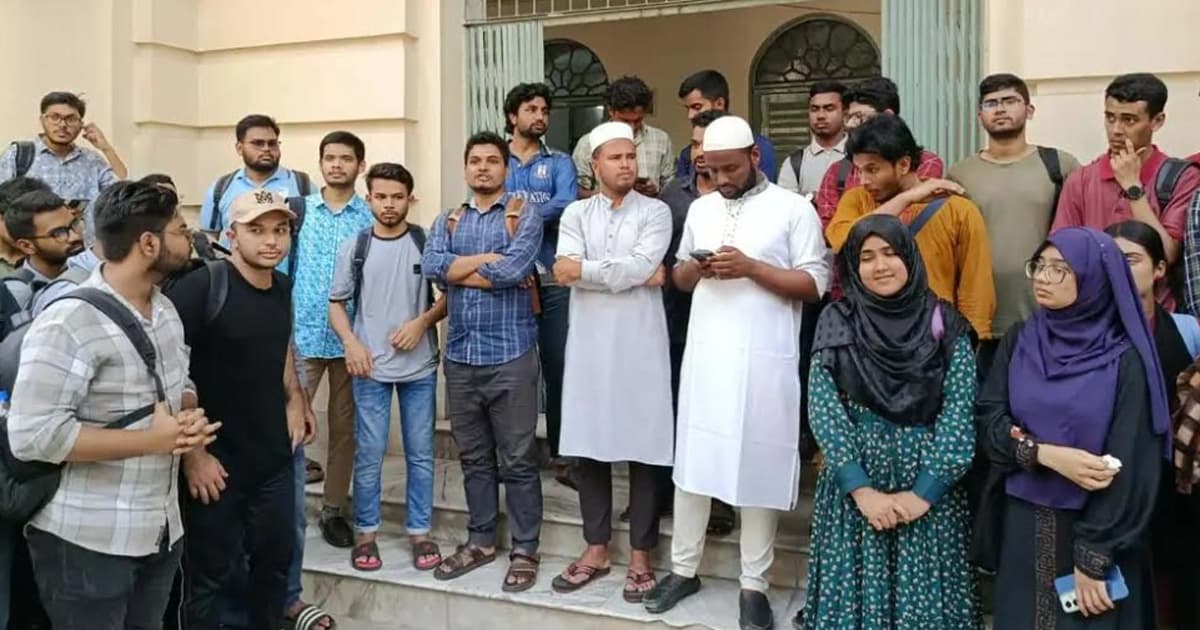 জবিতে ছাদের পলেস্তারা ধসে আহত ২, শিক্ষার্থীদের বিক্ষোভ