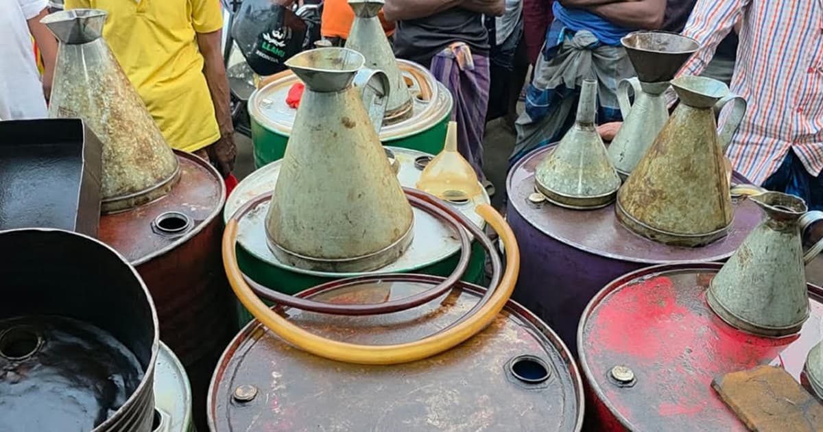 বগুড়ায় মজুত করা ডিজেল জব্দ করে কৃষকদের মাঝে বিতরণ