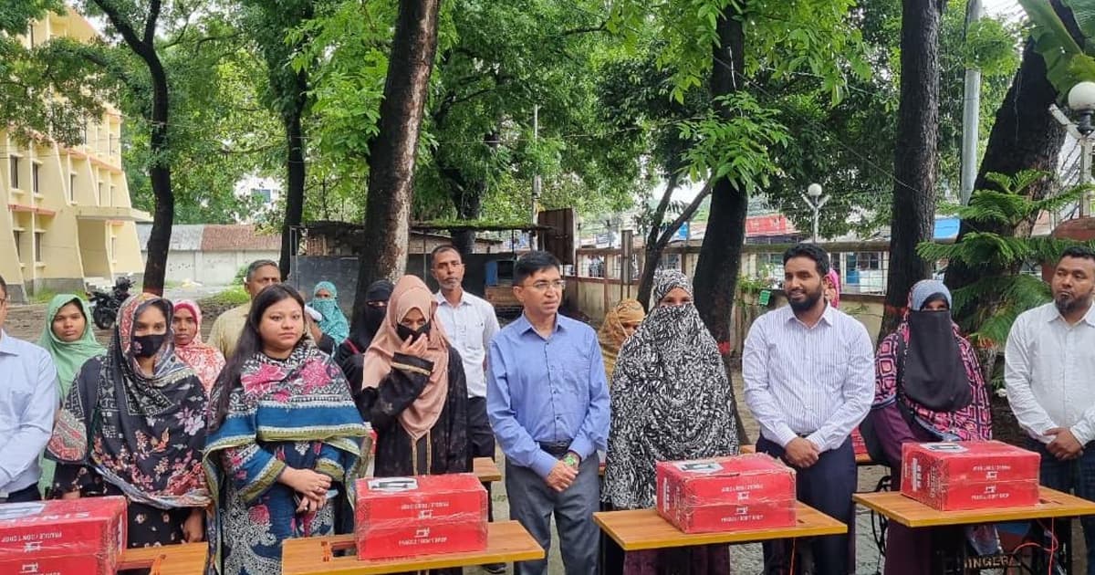 সৈয়দপুরে অসহায় ও দুস্থদের মাঝে সেলাইমেশিন বিতরণ