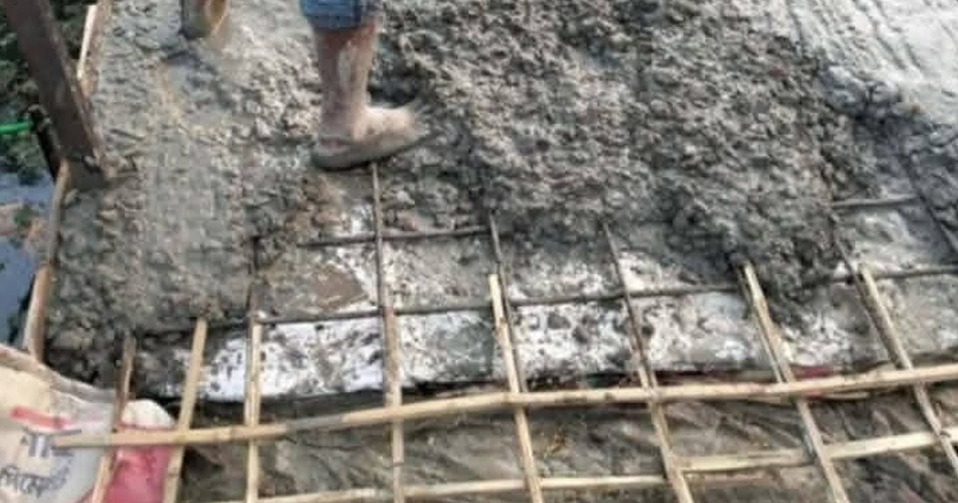 রডের বদলে বাঁশ, আগৈলঝাড়ার ব্রিজে নির্মাণ অনিয়ম