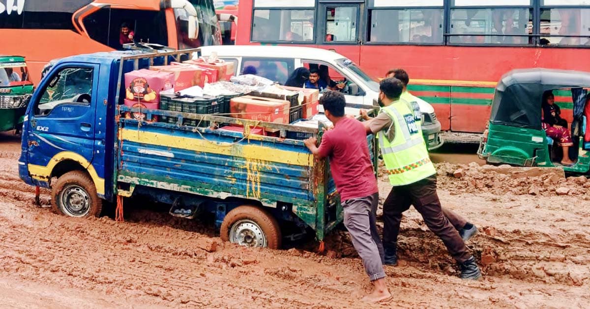 ব্রাহ্মণবাড়িয়ার মহাসড়ক যেন মরণফাঁদ: বিপাকে যাত্রীরা