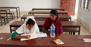 শ্রুতিলেখক নিয়ে পরীক্ষা দিচ্ছে হাতুড়িপেটায় হাত ভাঙা সেই বিথী