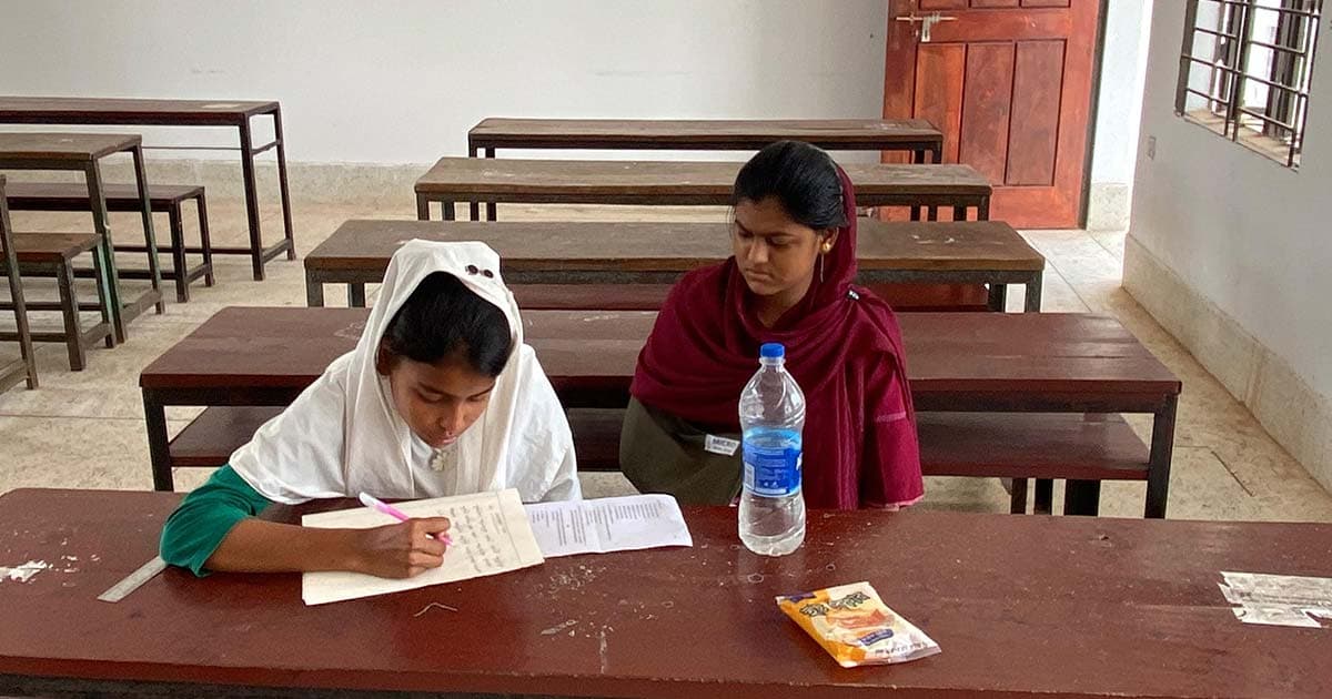 শ্রুতিলেখক নিয়ে পরীক্ষা দিচ্ছে হাতুড়িপেটায় হাত ভাঙা সেই বিথী