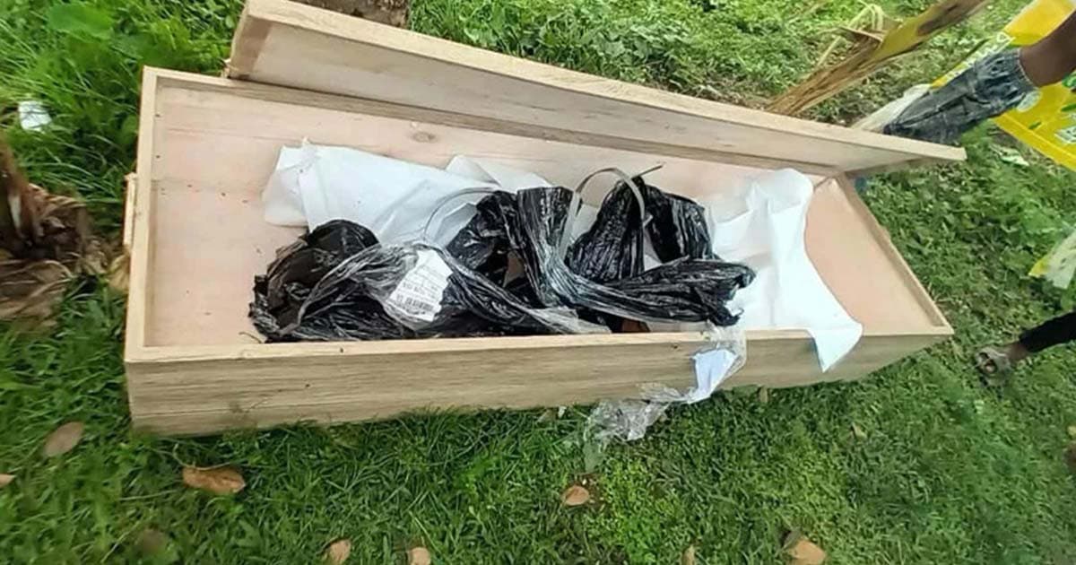 সড়কের পাশে খালি কফিন, রহস্য উদঘাটনে পুলিশ