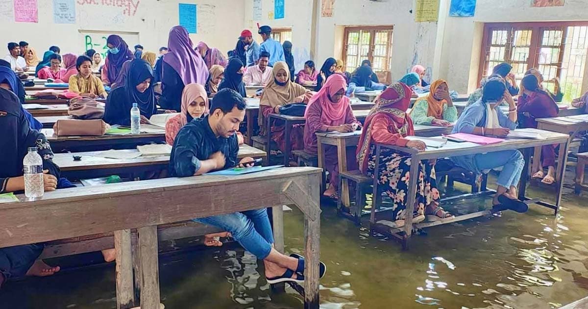 পানিতে বসেই অনার্সের পরীক্ষা দিলেন শিক্ষার্থীরা