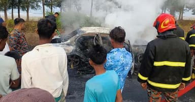 মেরিন ড্রাইভে গাড়িতে আগুন