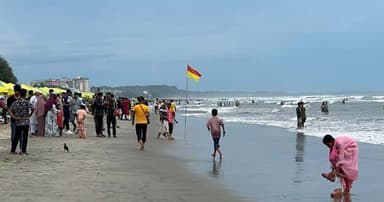 বঙ্গোপসাগরে লঘুচাপ: কক্সবাজারে বিপাকে পর্যটক