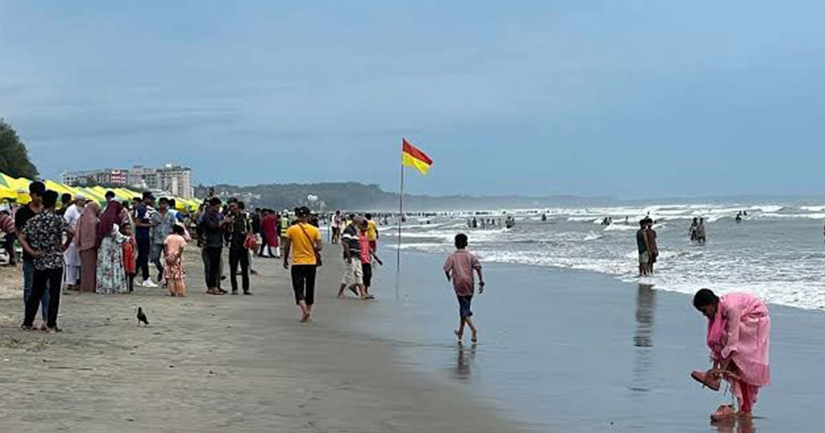 বঙ্গোপসাগরে লঘুচাপ: কক্সবাজারে বিপাকে পর্যটক