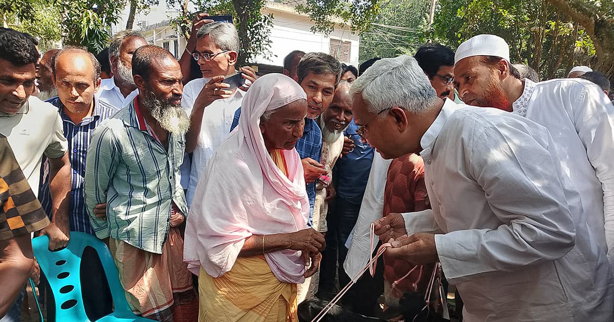 নবাবগঞ্জে ক্ষুদ্র নৃ-গোষ্ঠীর উন্নয়ন ও কৃষি প্রণোদনা উপকরণ বিতরণ