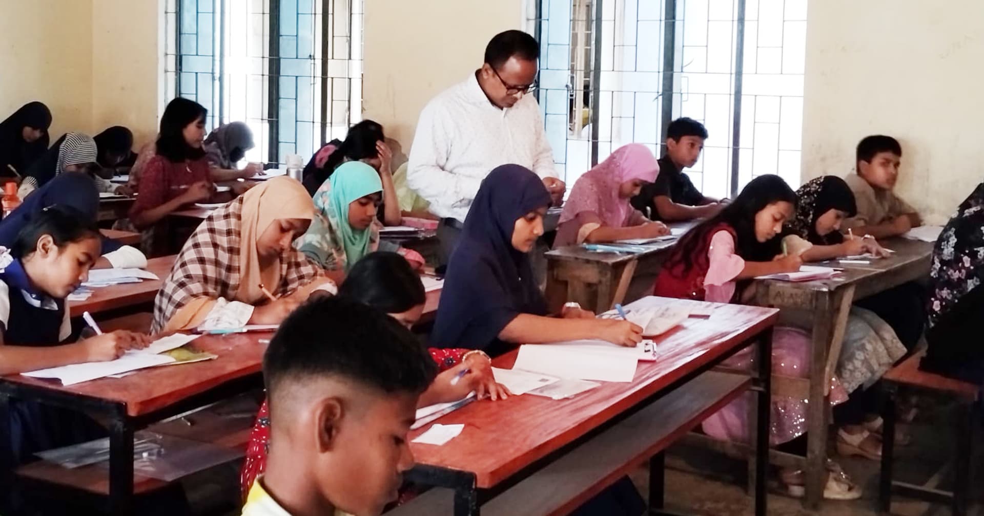 নবাবগঞ্জে প্রাথমিক বৃত্তি পরীক্ষা শুরু: দুই কেন্দ্রে অনুপস্থিত ২৪৭ পরীক্ষার্থী