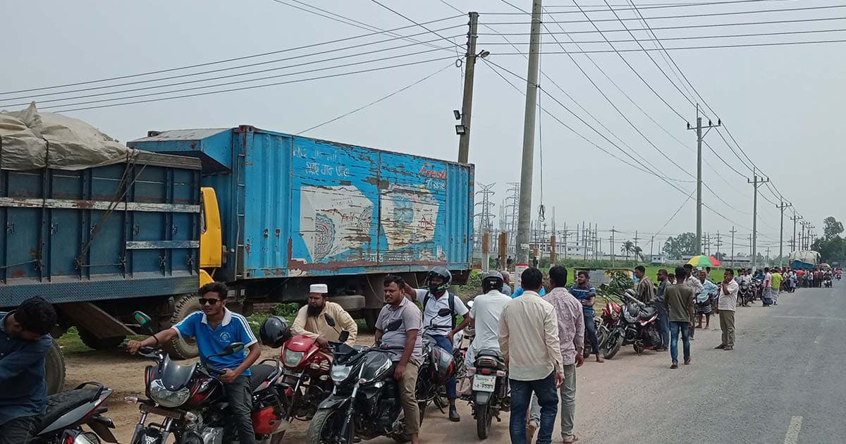 ‘তেল নিতে এত ভিড় জীবনেও দেখিনি’