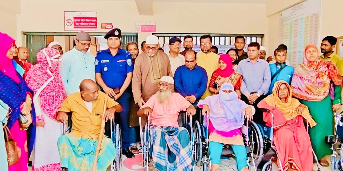 চিরিরবন্দরে অসহায় প্রতিবন্ধীদের মাঝে হুইল চেয়ার বিতরণ