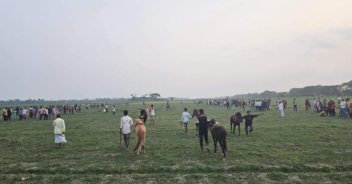 দুমকিতে ঘোড়দৌড় দেখতে জনতার উপচে পড়া ভিড়