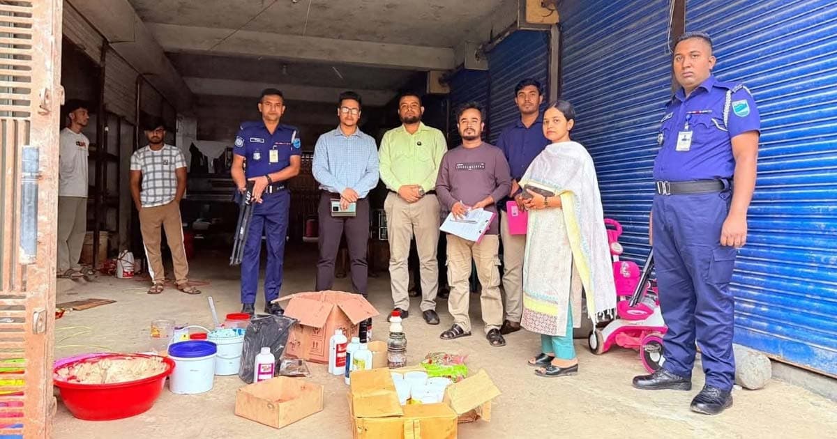 ফরিদপুরে অবৈধ কেক কারখানায় অভিযান, জরিমানা