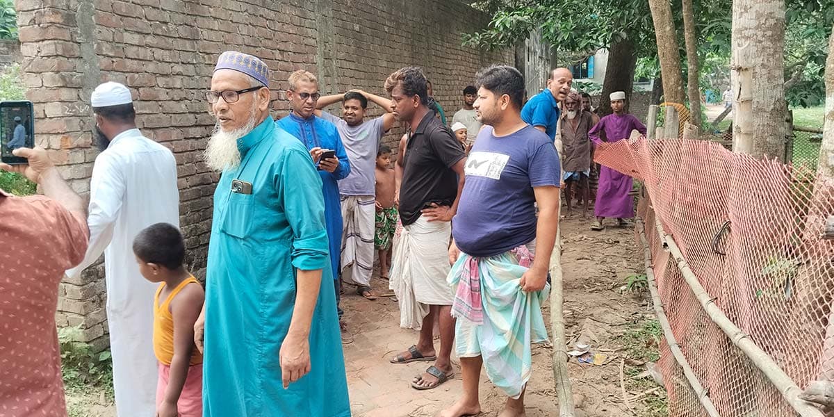 রাস্তার জন্য স্থানীয়রা নিজেরাই ভাঙলেন ঘর