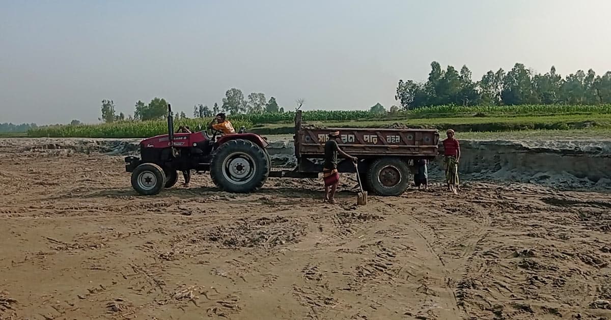 অবৈধভাবে বালু উত্তোলন: হুমকিতে পরিবেশ ও জনজীবন