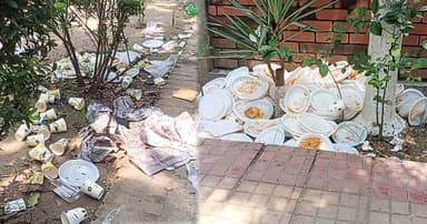 বৈশাখের বর্জ্যে ঢেকে গেল ঐতিহ্যের শহর