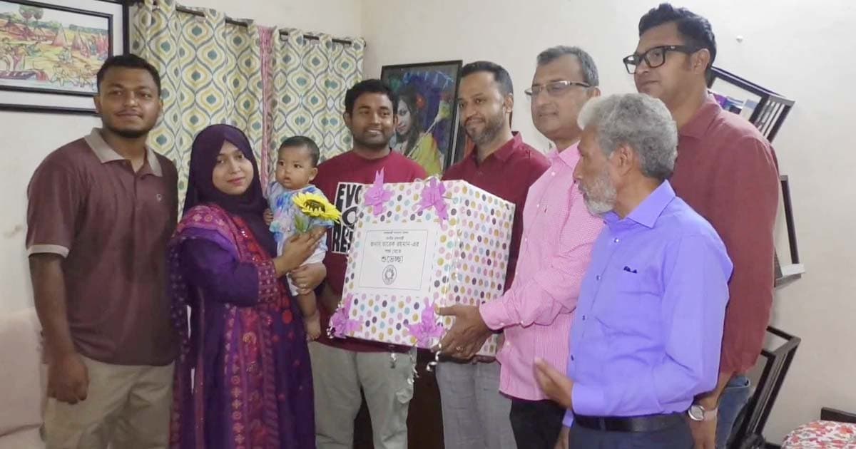 যশোরের সেই শিশুকে উপহার দিলেন প্রধানমন্ত্রী