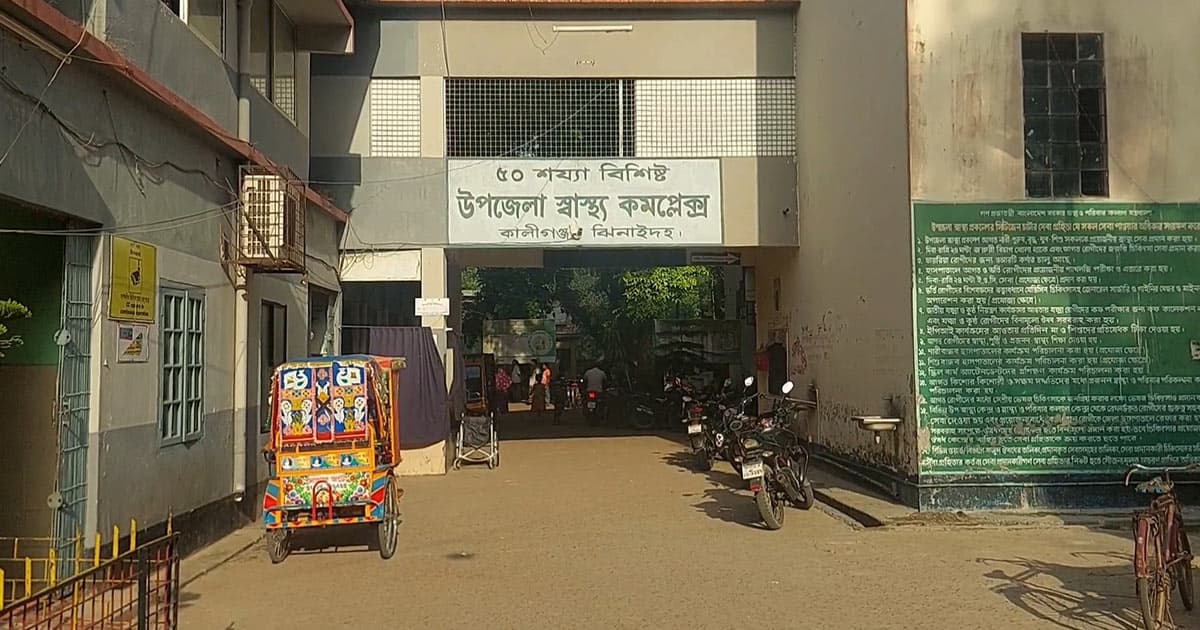 দুই বাসের চাপায় হকার নিহত