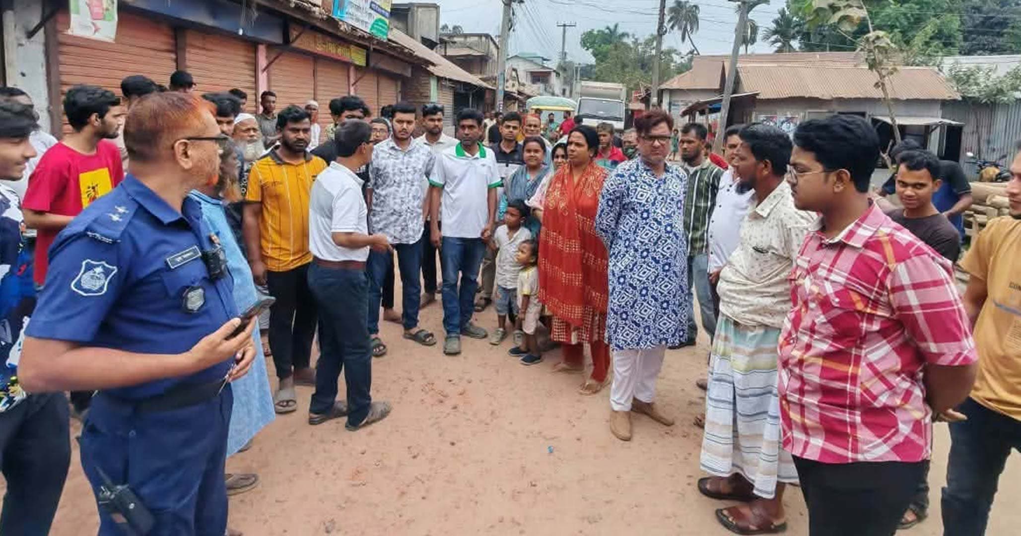 কুড়িগ্রামে সড়কে নিম্নমানের নির্মাণসামগ্রী ব্যবহার করায় বিক্ষোভ