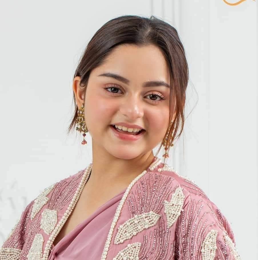 নেটিজেনদের বড় একটি অংশ লুবাবার বিয়ে নিয়ে আনন্দ প্রকাশ করলেও কেউ কেউ বিরক্ত প্রকাশ করেছেন।