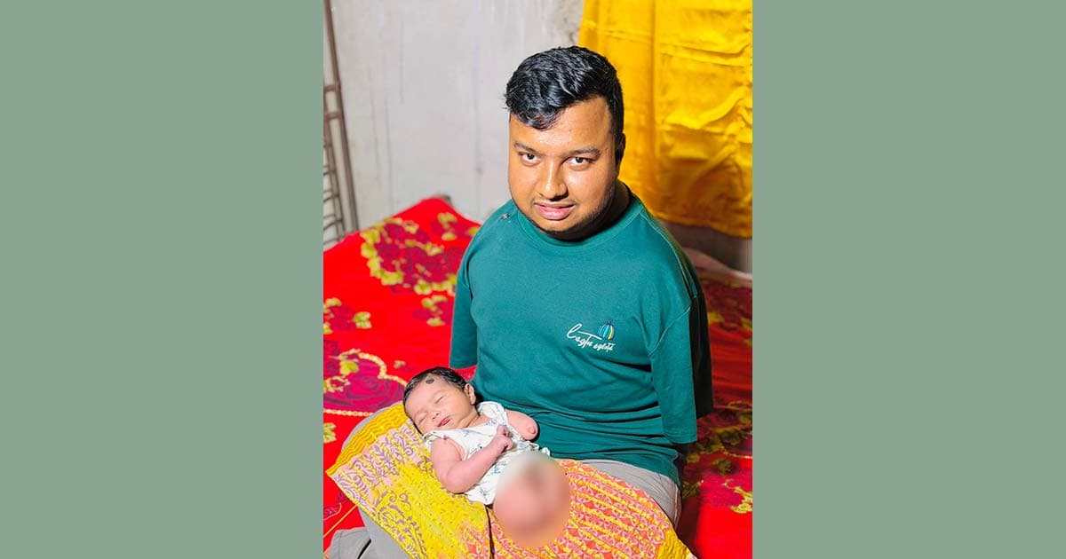 দুই পা ও একটি হাতবিহীন নবজাতকের পাশে মিরাজ আফ্রিদি