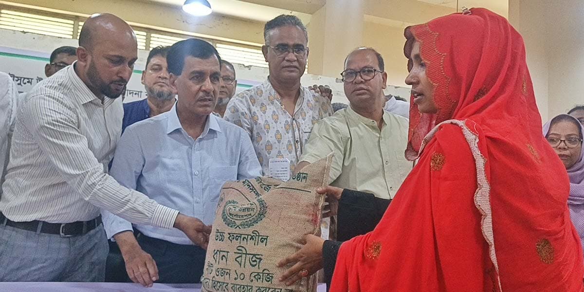 নওগাঁয় বিনামূল্যে সার ও বীজ বিতরণ