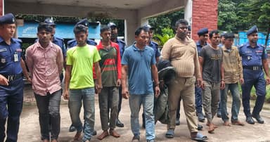 নওগাঁয় ডাকাতির প্রস্তুতিকালে অস্ত্র ৭ ডাকাত সদস্য গ্রেপ্তার