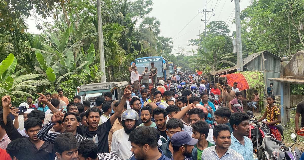 মঠবাড়িয়ায় তেলের দাবিতে ৩ ঘণ্টা সড়ক অবরোধ