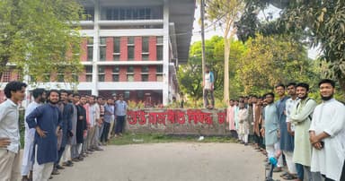 দুপুরে ‘গুপ্ত’ আখ্যা দিয়ে দেয়াল লিখন, বিকেলে শিবিরের ফটোসেশন