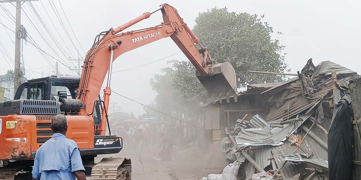 নরসিংদী টু রায়পুরা রোডে অবৈধ স্থাপনা উচ্ছেদ