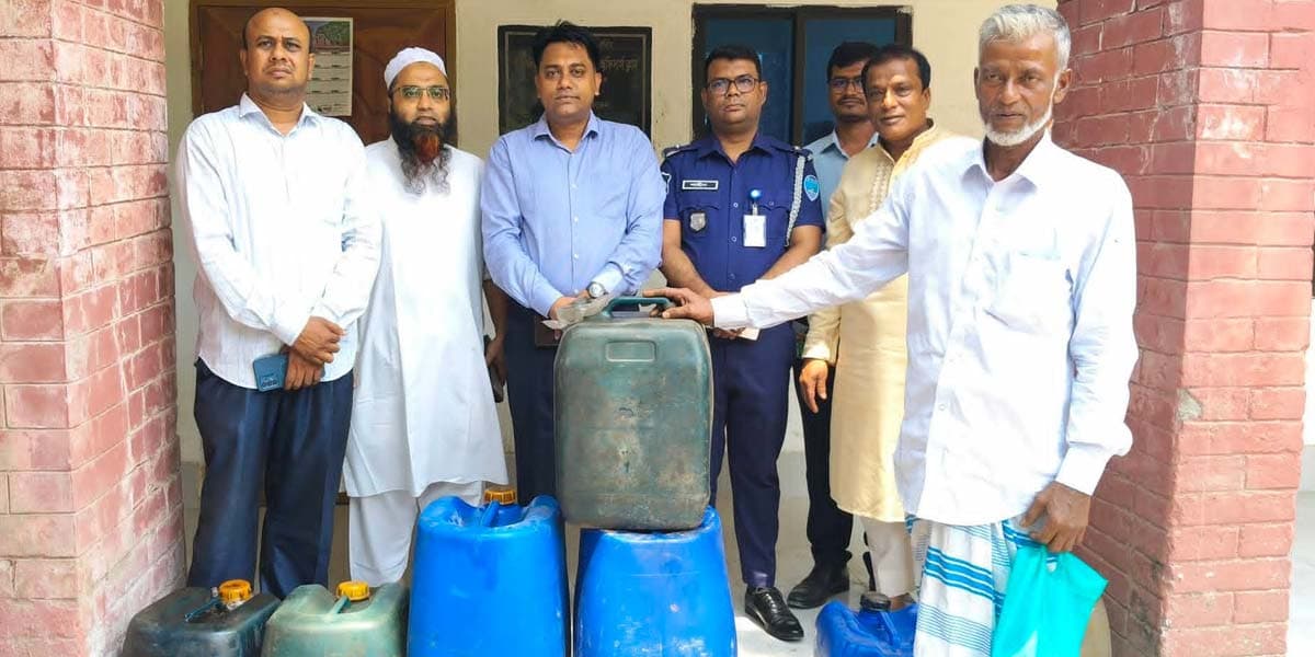 জব্দ তেল কৃষকের হাতে, অর্থ সরকারি কোষাগারে