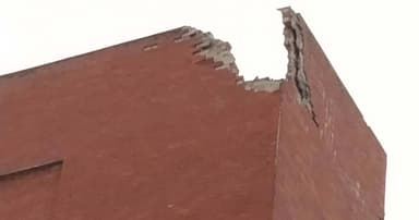 বজ্রপাতে ভাঙল জেলা পরিষদ ডাকবাংলোর দেয়ালের একাংশ