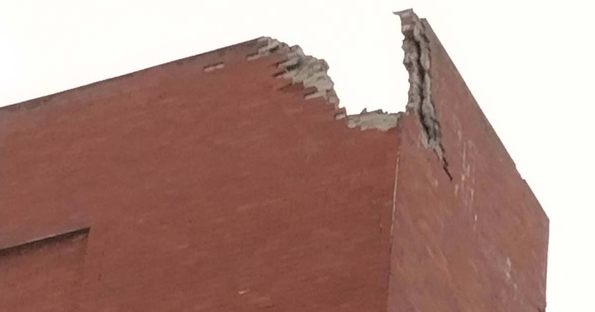 বজ্রপাতে ভাঙল জেলা পরিষদ ডাকবাংলোর দেয়ালের একাংশ