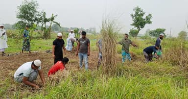 রূপগঞ্জে কবরস্থান পরিচ্ছন্নতায় যুবকদের দৃষ্টান্ত